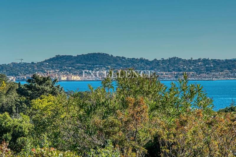 Tres belle vue mer pour cette villa de plain pied à vendre à Sainte Maxime proche des plages 